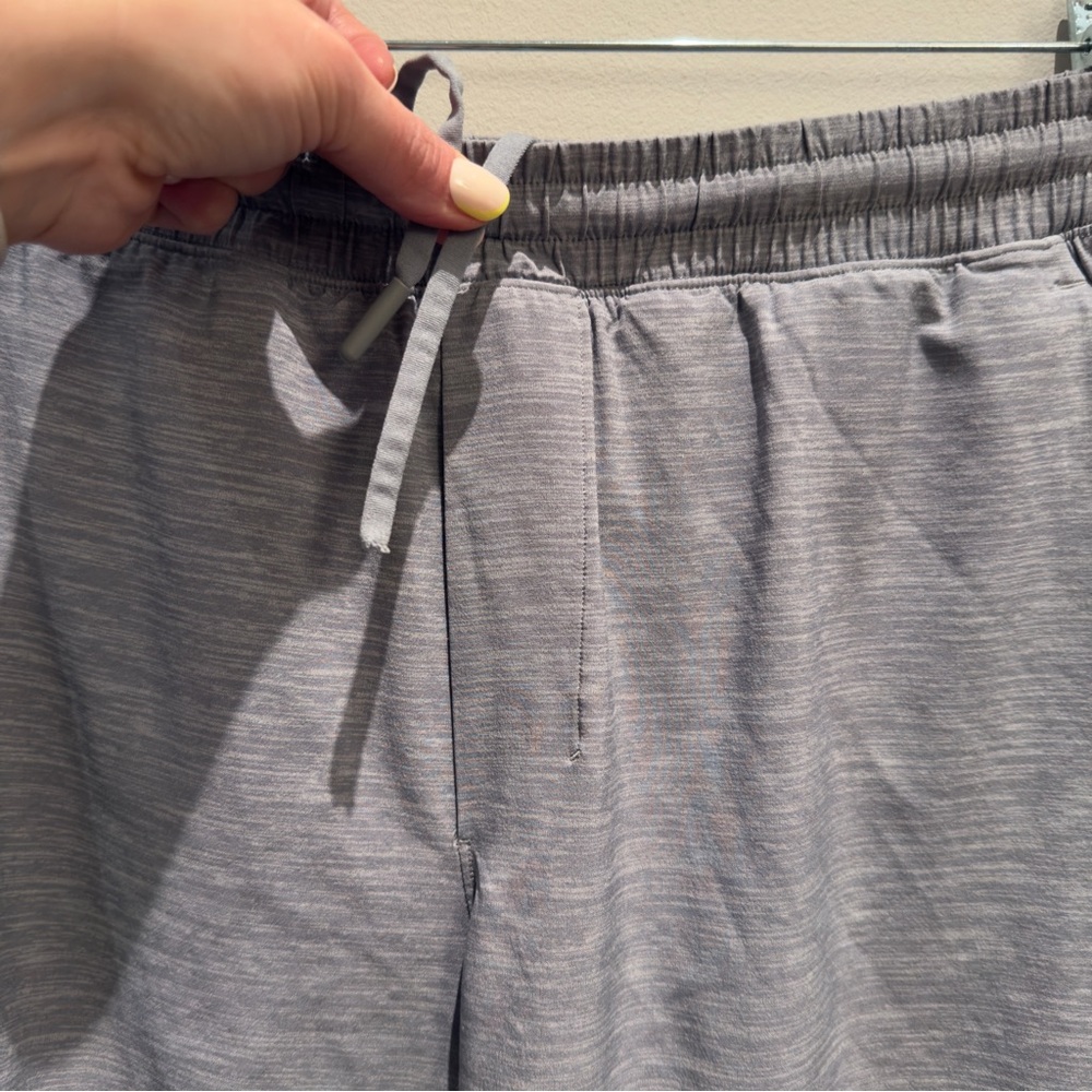 Lululemon Pace Maker Light Gray Lined Mens Athletic Shorts Size XL - Picture 4 of 9